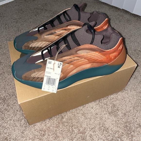 YZY 700 V3 Copper Fade - Picture 2 of 6